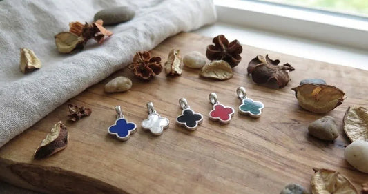 4 Leaf Lucky Clover Pendant with 18 Inch Chain –  Hand-poured resin enamel, 925 Silver Necklace, Charm Minimalist, Bracelet 6.5-7.5 Inch